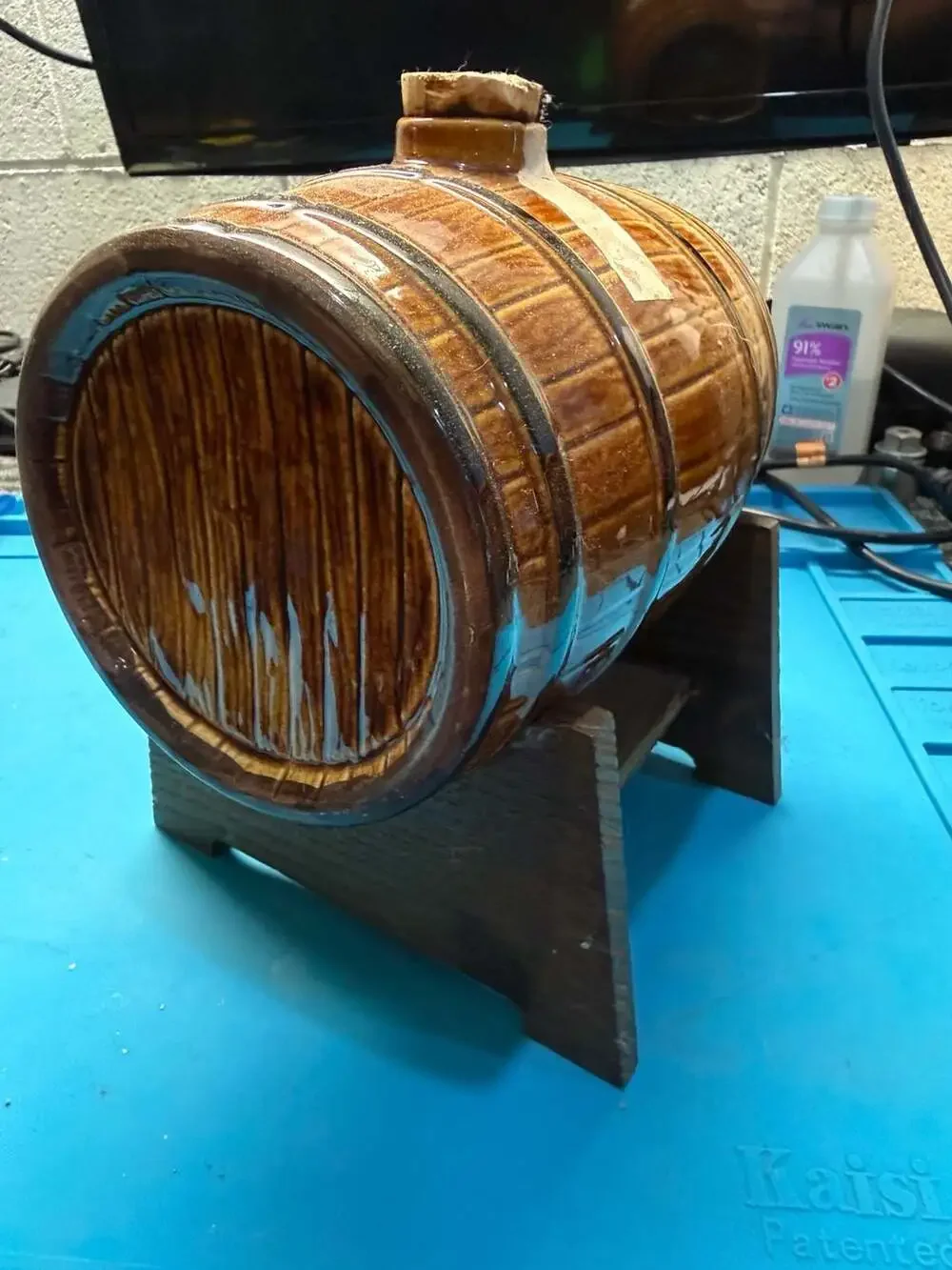 Vintage Aristocrat Premium California Brandy Ceramic Barrel DecanterWooden Stand